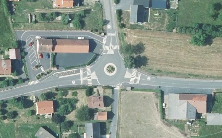 Vue aérienne du Rond-point anonyme n°278539753