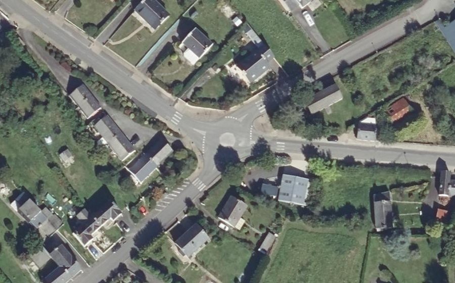 Vue aérienne du Rond-point anonyme n°278567527