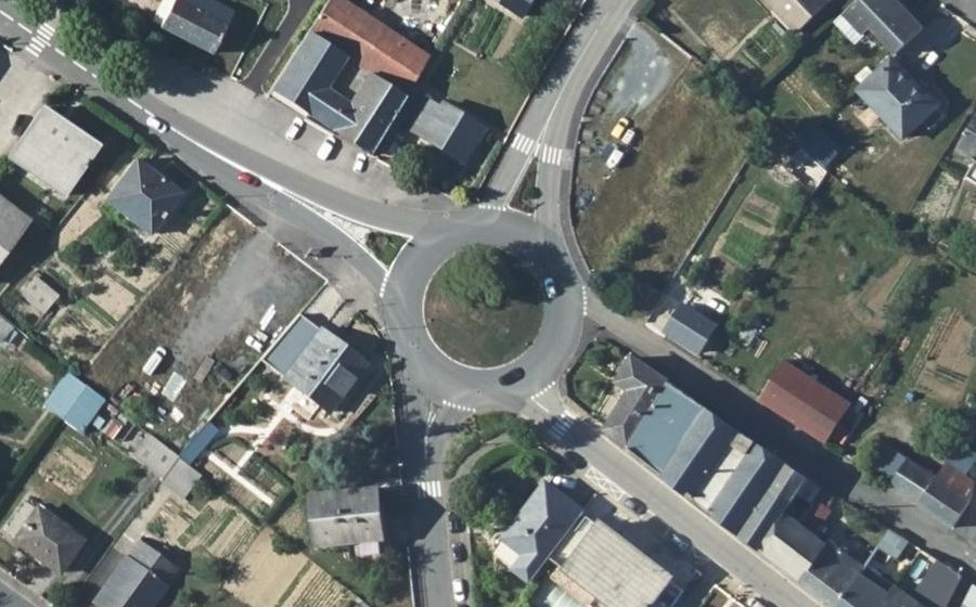 Vue aérienne du Rond-point anonyme n°27860814