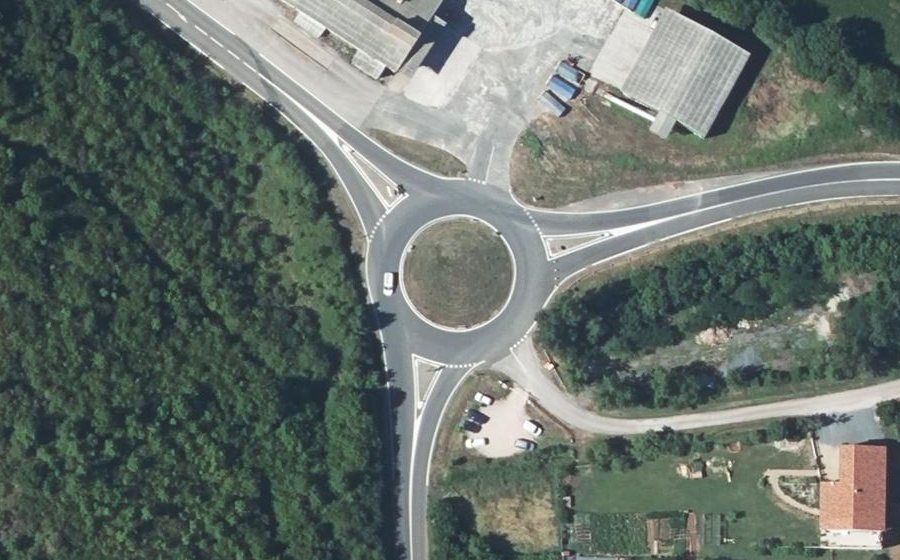 Vue aérienne du Rond-point anonyme n°27861277