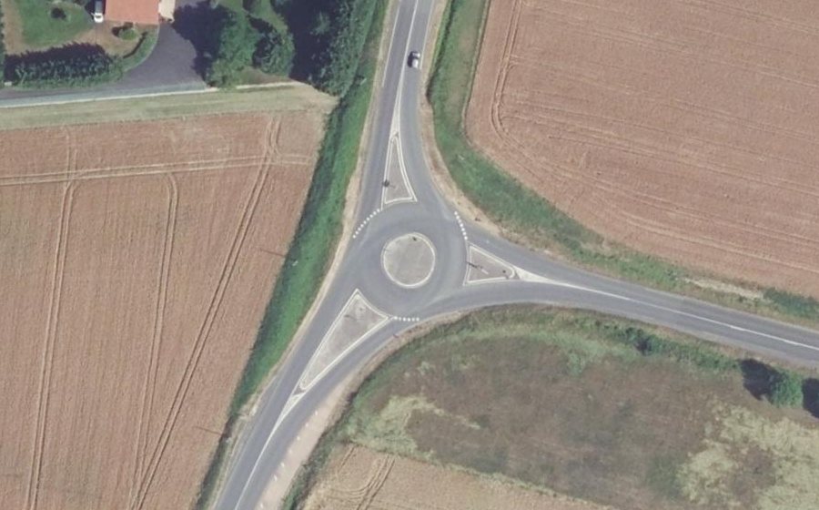 Vue aérienne du Rond-point anonyme n°27879208