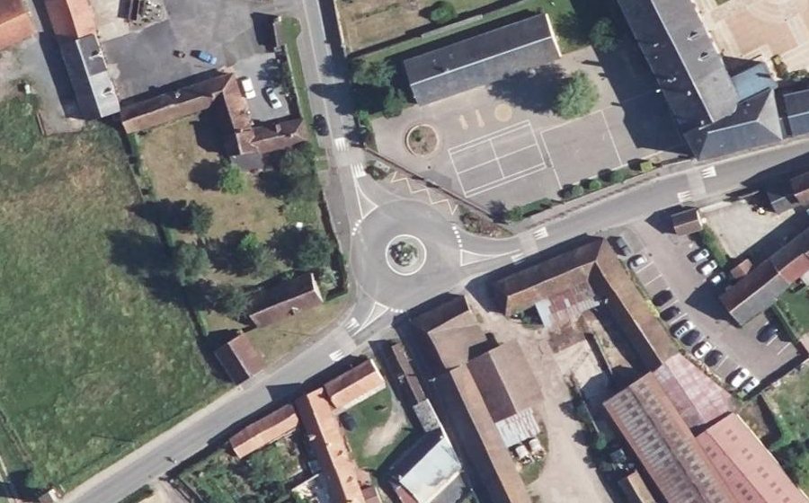 Vue aérienne du Rond-point anonyme n°27879250