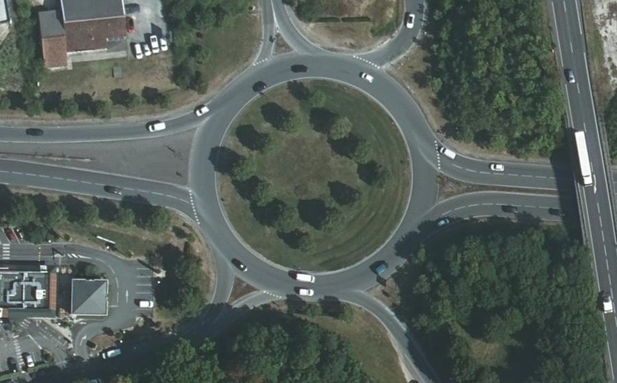 Vue aérienne du Rond-point anonyme n°27879549