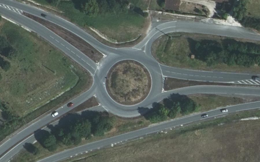 Vue aérienne du Rond-point anonyme n°27879712