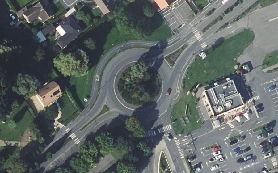 Vue aérienne du Rond-point anonyme n°27880052