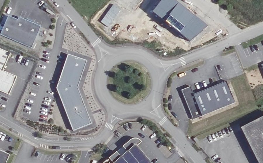 Vue aérienne du Rond-point anonyme n°27880129