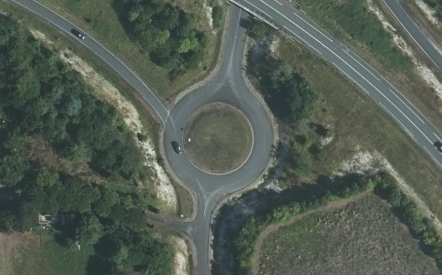 Vue aérienne du Rond-point anonyme n°27882744