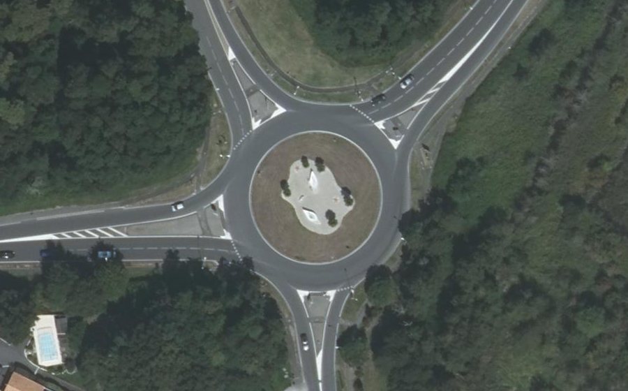 Vue aérienne du Rond-point anonyme n°27884884