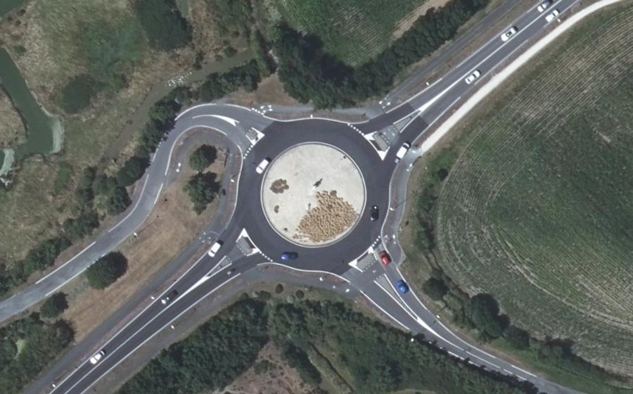 Vue aérienne du Rond-point anonyme n°27885114