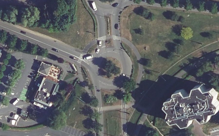 Vue aérienne du Rond-point anonyme n°27886620