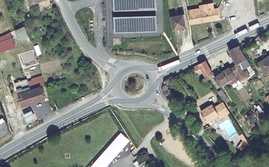 Vue aérienne du Rond-point anonyme n°27886643