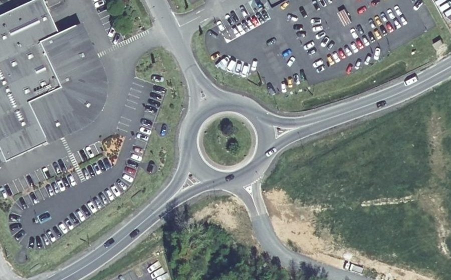 Vue aérienne du Rond-point anonyme n°27886700