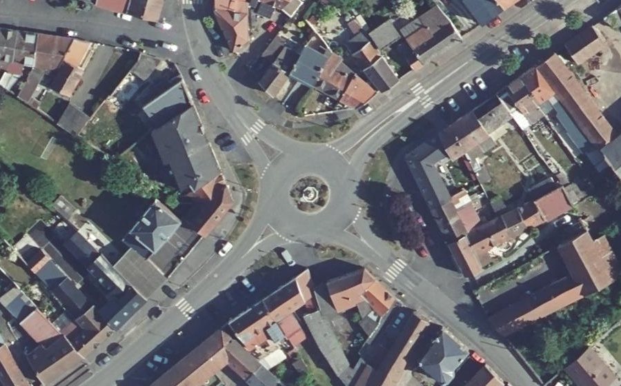 Vue aérienne du Rond-point anonyme n°27886907
