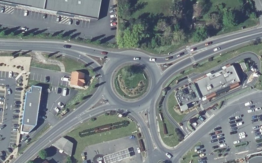 Vue aérienne du Rond-point anonyme n°27888342