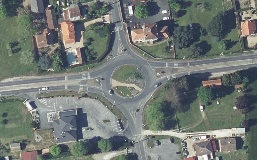 Vue aérienne du Rond-point anonyme n°27888474