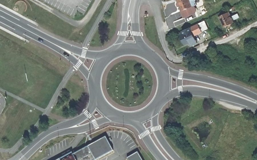 Vue aérienne du Rond-point anonyme n°27898339