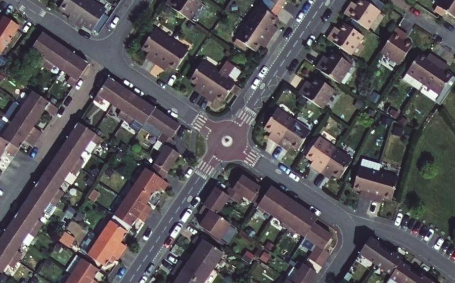 Vue aérienne du Rond-point anonyme n°27908271