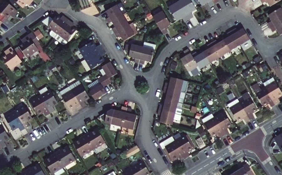 Vue aérienne du Rond-point anonyme n°27908299