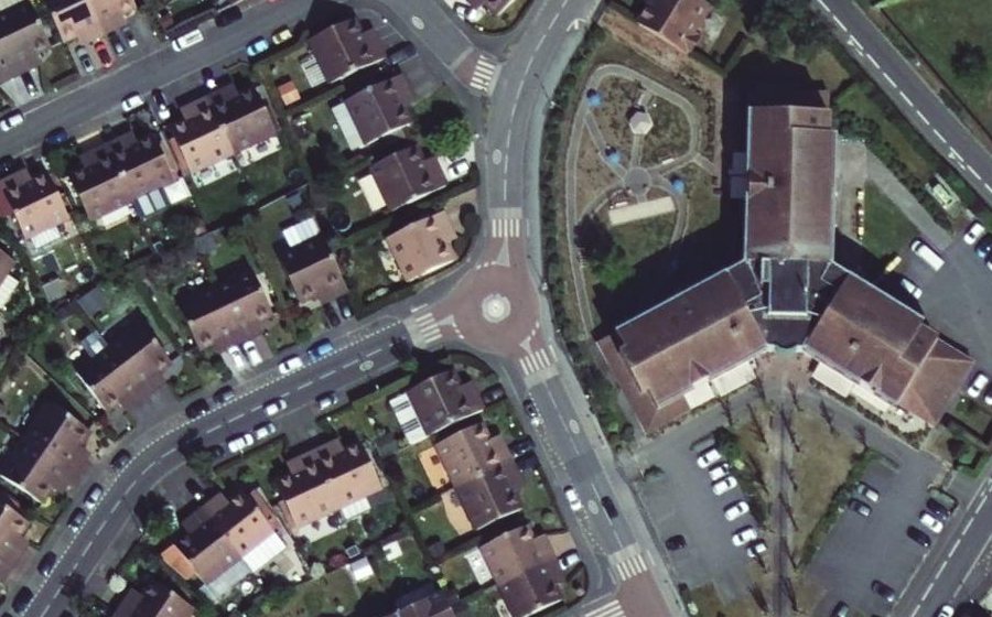 Vue aérienne du Rond-point anonyme n°27908342