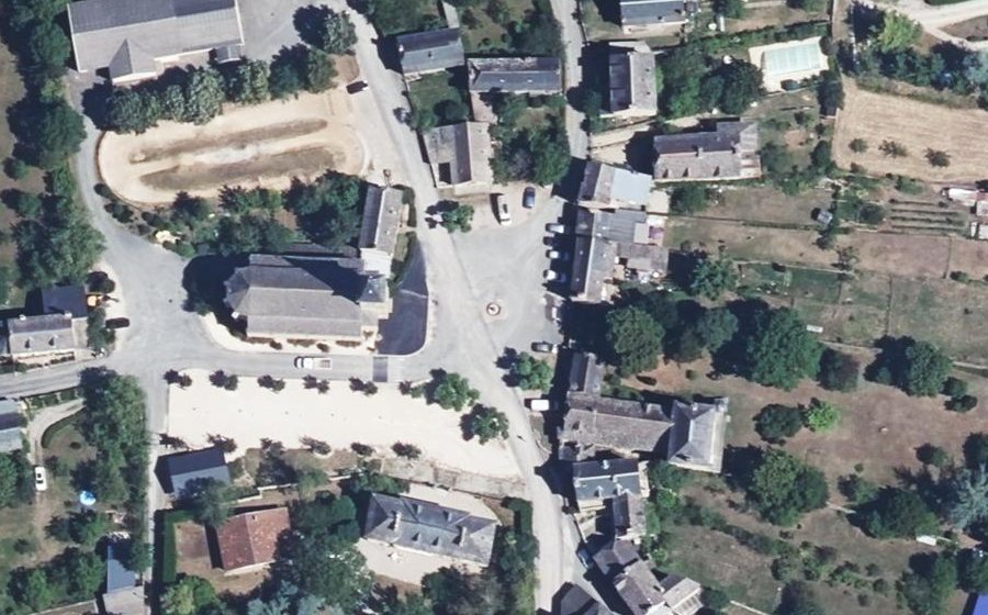 Vue aérienne du Place de l'Église de Nuces