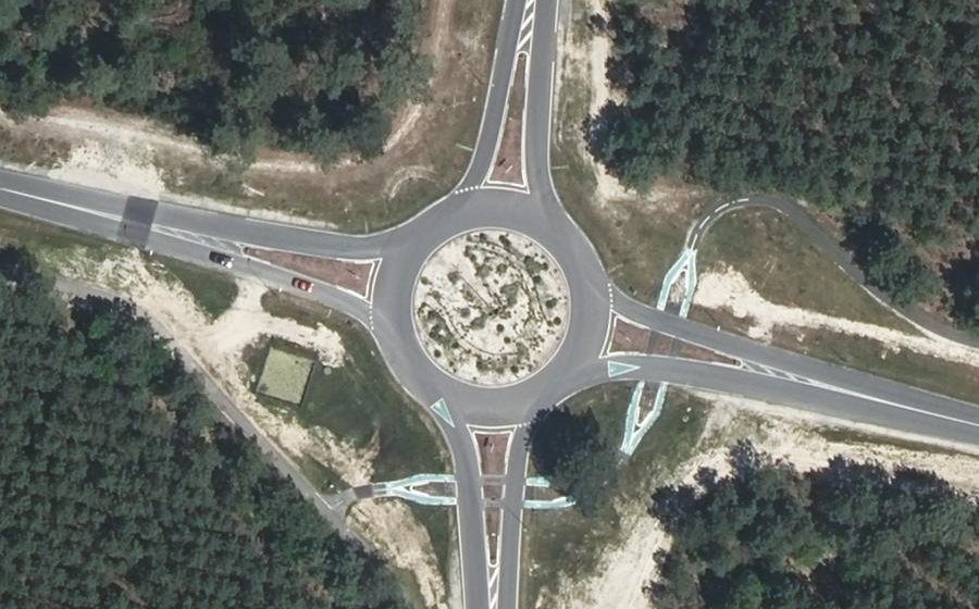 Vue aérienne du Rond-point anonyme n°27911945