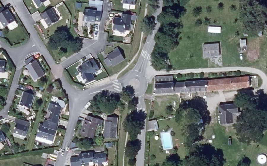 Vue aérienne du Rond-point anonyme n°27915408