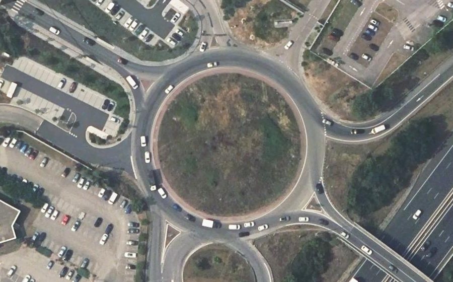 Vue aérienne du Rond-point anonyme n°27920475