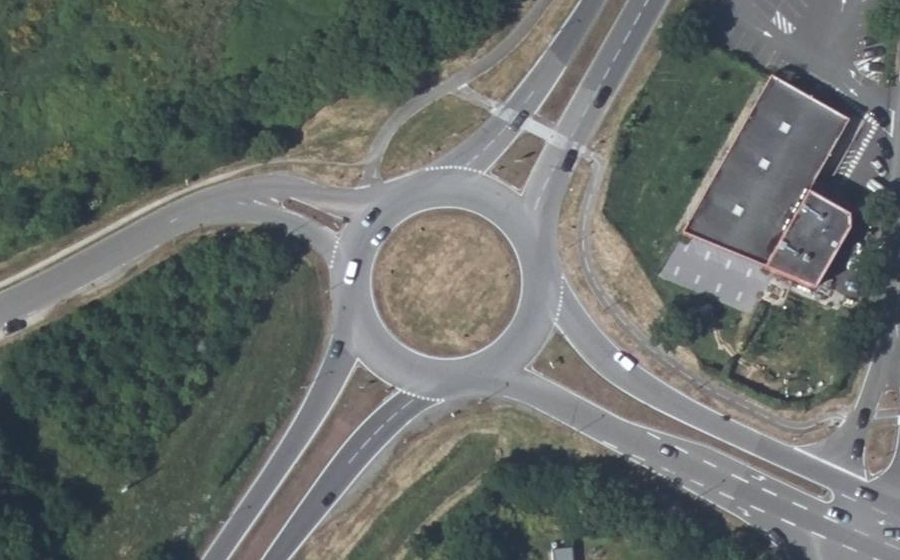 Vue aérienne du Rond-point anonyme n°27920594