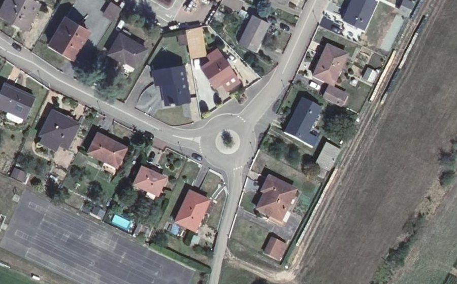 Vue aérienne du Rond-point anonyme n°279242148