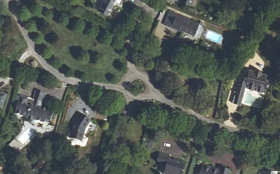 Vue aérienne du Rond-point anonyme n°279256528