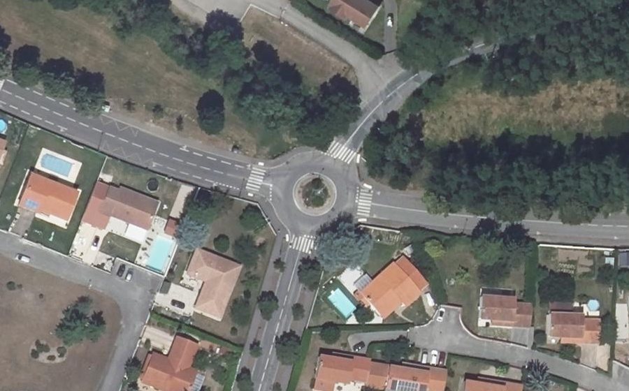 Vue aérienne du Rond-point anonyme n°279382329