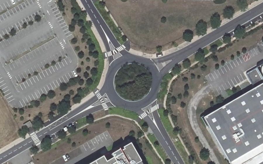 Vue aérienne du Rond-point anonyme n°279395010