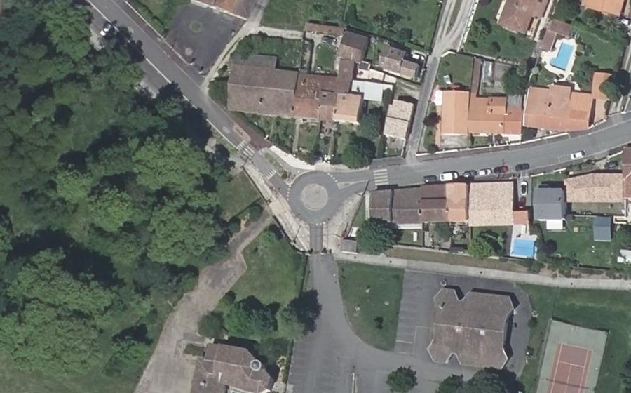 Vue aérienne du Rond-point anonyme n°279400356