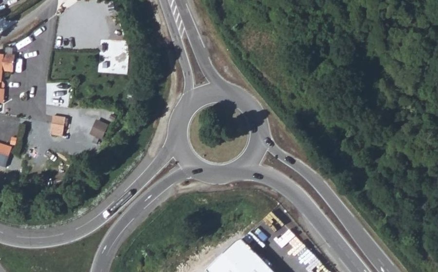 Vue aérienne du Rond-point anonyme n°27940638