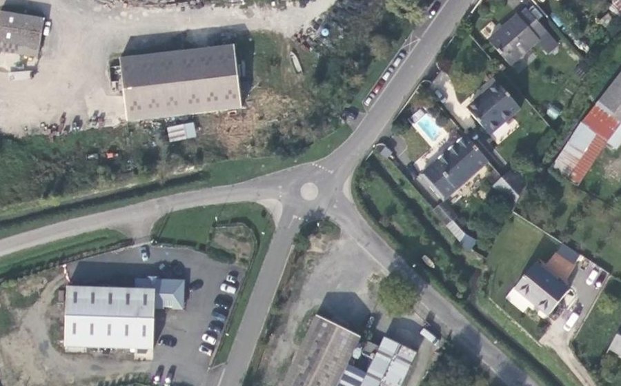 Vue aérienne du Rond-point anonyme n°279438407