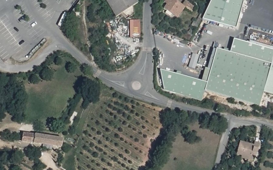 Vue aérienne du Rond-point anonyme n°27944338