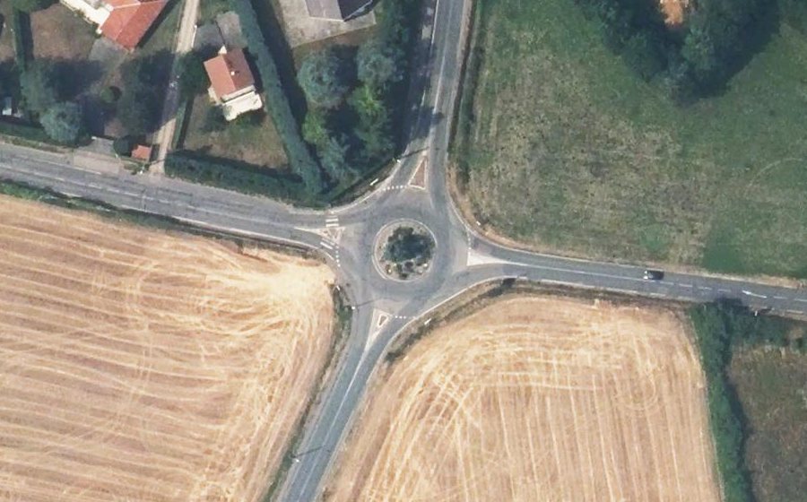 Vue aérienne du Rond-point anonyme n°27945654