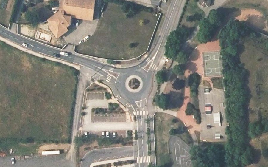 Vue aérienne du Rond-point anonyme n°27945656