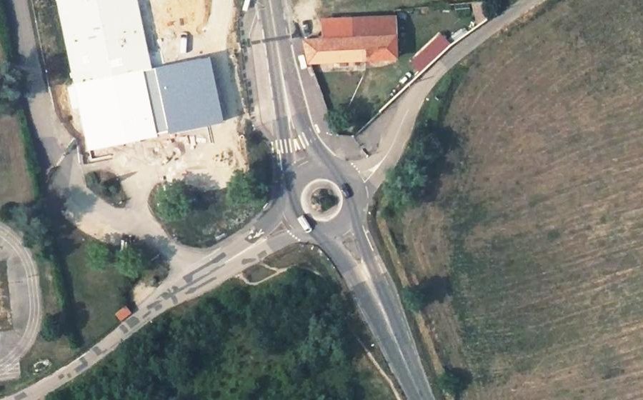 Vue aérienne du Rond-point anonyme n°27945713