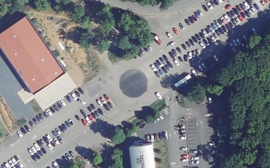 Vue aérienne du Rond-point anonyme n°279465924