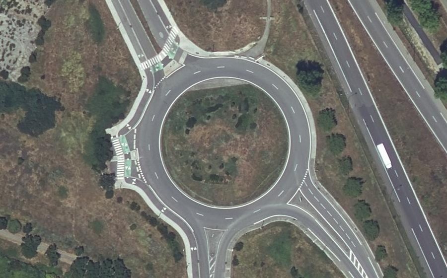 Vue aérienne du Rond-point anonyme n°279474447