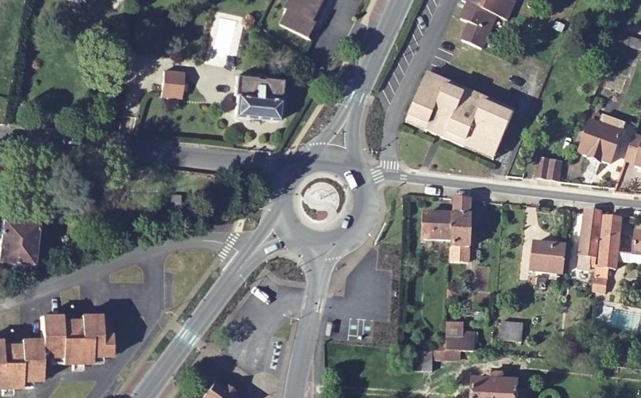 Vue aérienne du Rond-point anonyme n°27953525