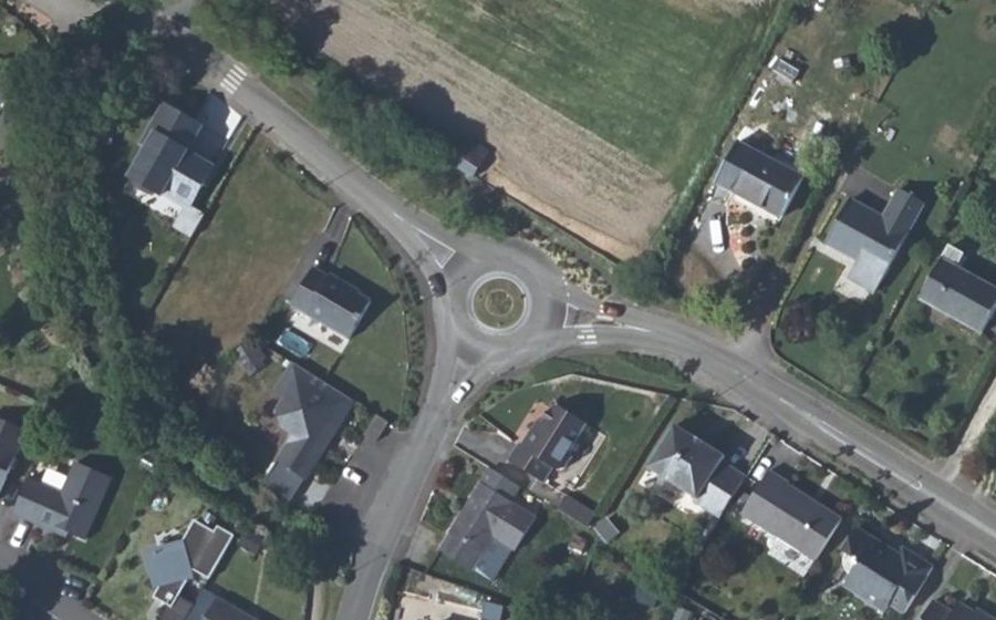 Vue aérienne du Rond-point anonyme n°27953916