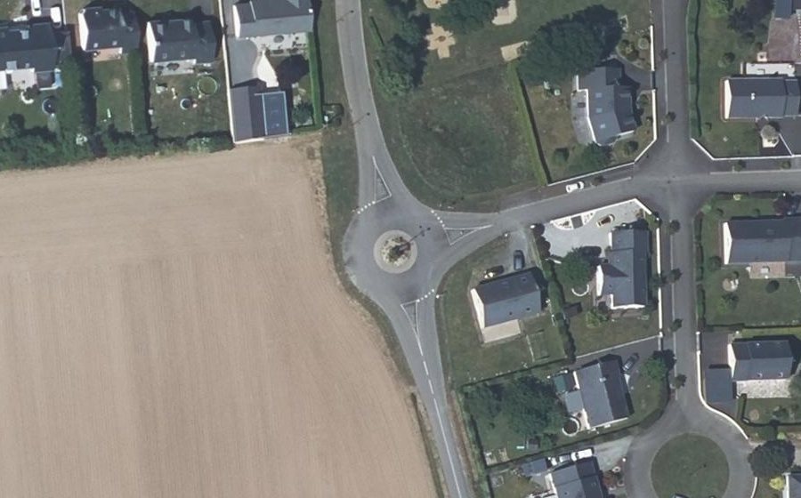 Vue aérienne du Rond-point anonyme n°279539235
