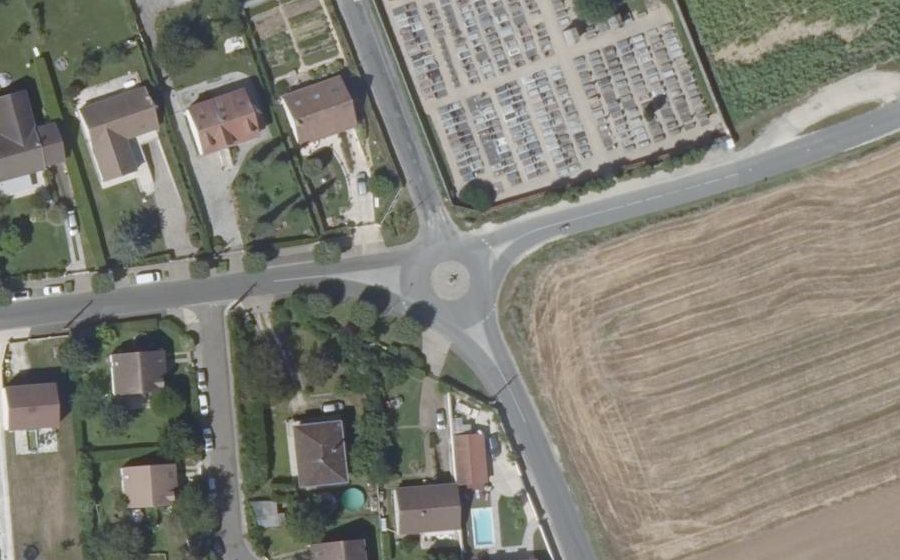 Vue aérienne du Rond-point anonyme n°279541712