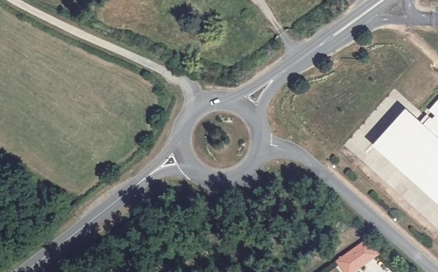 Vue aérienne du Rond-point anonyme n°279549517
