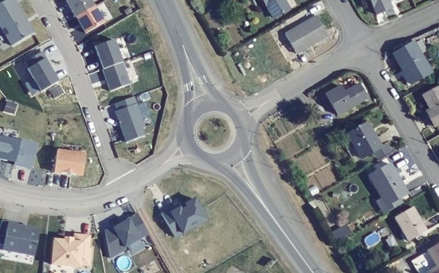 Vue aérienne du Rond-point anonyme n°279553666