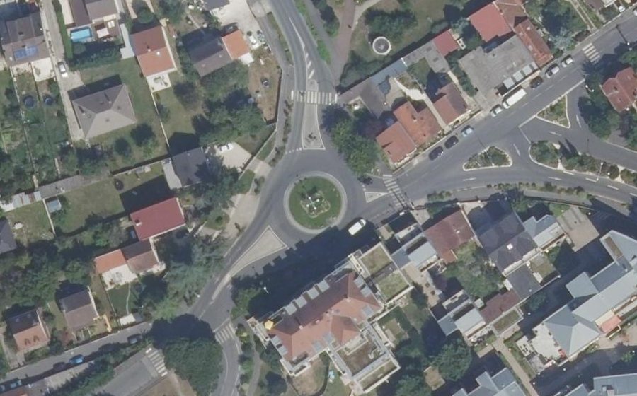 Vue aérienne du Rond-point anonyme n°279570201