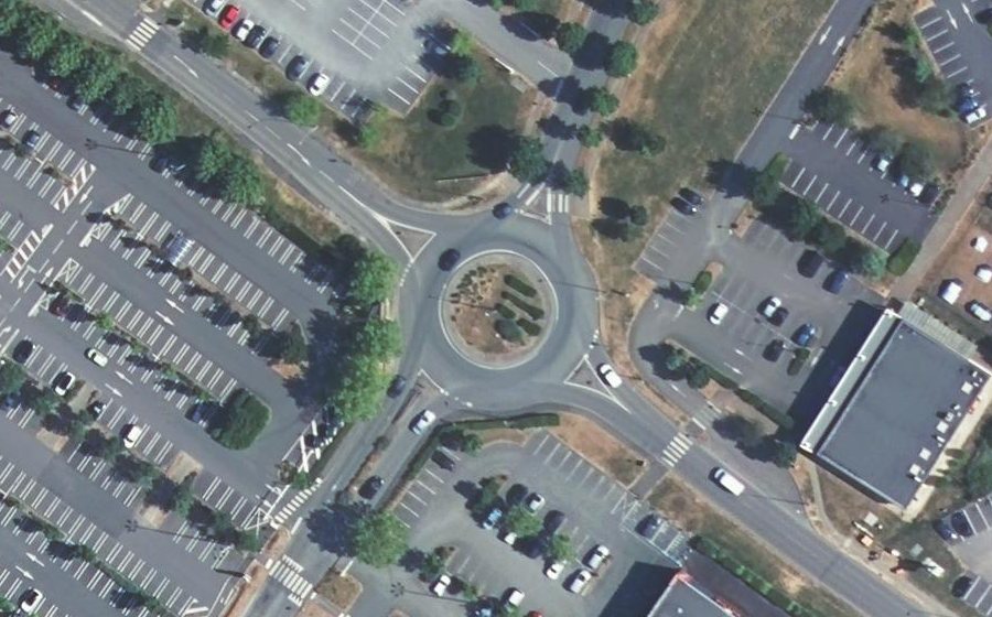 Vue aérienne du Rond-point anonyme n°27957574