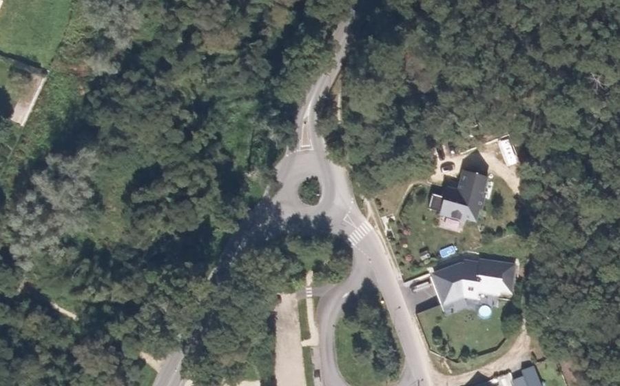 Vue aérienne du Rond-point anonyme n°279579230